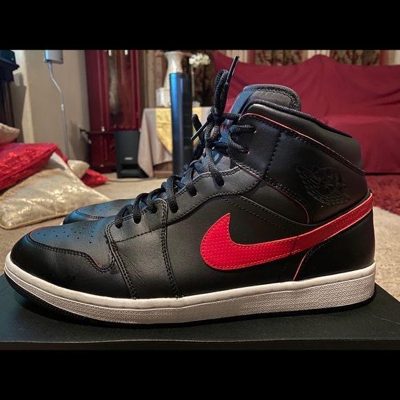 Jordan 1 mids black and red - Picture 2 of 7